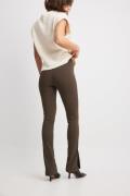 NA-KD Slim fit superstretchbyxor med slits - Brown