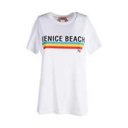 N21 Vit Bomull T-shirt med Venice Beach Tryck och Regnbågsdetalj White...