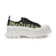 Alexander McQueen Svarta Tread Sneakers med Kontrasterande Logotyp Bla...