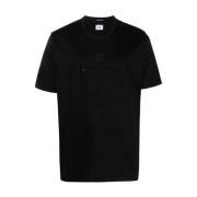 C.p. Company Svart Jersey T-shirt med Logotryck och Framfickor Black, ...