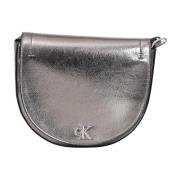 Calvin Klein Grå Crossbody-väska med Metallisk Finish Gray, Dam