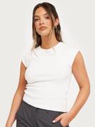 Nelly - T-shirts - Vit - Ribbed Shoulder Top - Toppar & T-shirts - T-s...