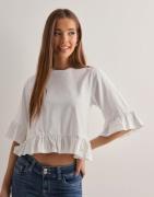 Nelly - Vit - Lovely Frill Tee