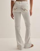 Nelly - Vit - Low Waist Bootcut Stitch Jeans