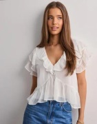 Nelly - Vit - Dreamy Flounce Blouse