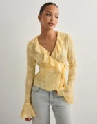 Nelly - Gul - Flounce Wrap Blouse