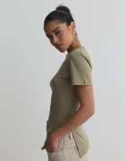 Nelly - Grön - Asymmetric Tee