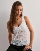 Nelly - Vit - Romantic Lace Sleeveless Top