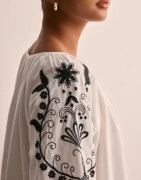 JDY - Vit - Jdybianca L/S Emb Top Wvn