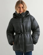 Nelly - Svart - Volume Precious Puffer Jacket