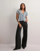 Nelly - Blommig - Dreamy Flounce Blouse