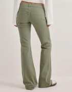 Nelly - Grön - Super Low Heart Pocket Bootcut Jeans