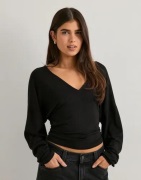 Nelly - Svart - Soft Plunge LS Top