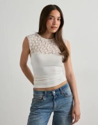 Nelly - Vit - Lace Blocking Sleeveless Top