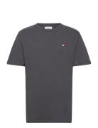 Tjm Clsc Tommy Xs Badge Tee Tops T-shirts Short-sleeved Grey Tommy Jea...