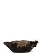 RE:DESIGNED EST 2003 Jia Bumbag Svart