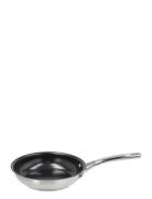 Tareq Taylor Frying Pan Ellen Svart